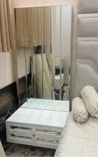 دو عدد پا تختی، همراه با آینه و کشو