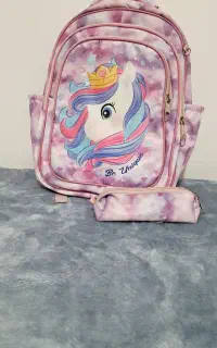 کوله پشتی و روپوش مدرسه