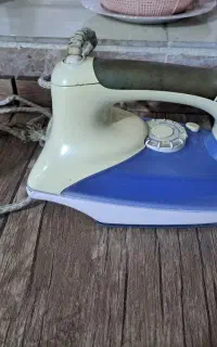 اتو نیاز به تعمیر سیمش