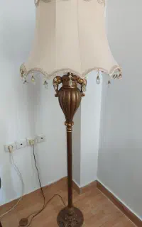 آباژور ایستاده