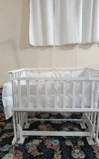 تخت کنار مادر