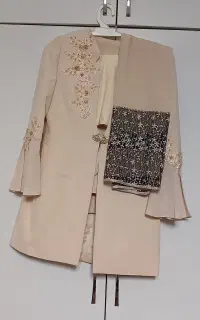 کت شلوار رنگ کرمی همراه با شال