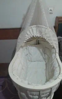 گهواره و تخت کنار مادر