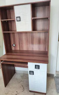 میز تحریر و کامپیوتر با کتابخانه.شرکتی