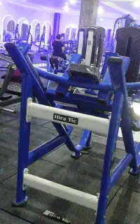 منشی و کمک مربی باشگاه بانوان