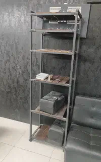 میز و قفسه