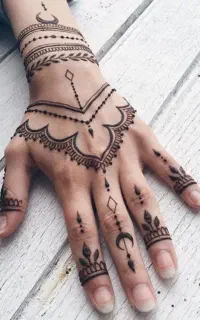 نقش حنا روی دست و بدن