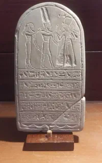 مجسمه دستساز دکوری از نمونه بازسازی شده کتیبه مصری