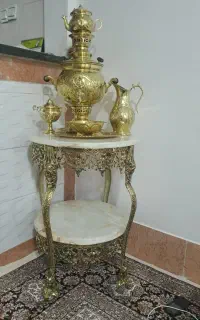 میز کنار سالنی همراه با سرویس سماور