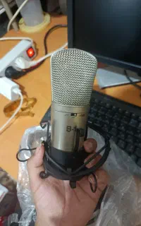 یک عدد کارت صدا m.audio و میکروفون B1