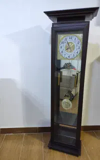 ساعت ایستاده کنار مبلی درحد نو