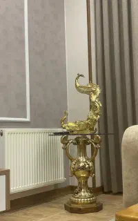 یک عدد طاووس و پایه ورق طلا