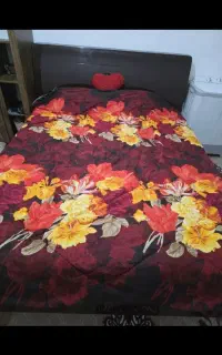 تخت خواب دو نفره کمد ایستاده همرا با جا کتابی..