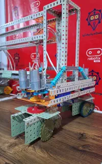 معلم رباتیک در مدرسه