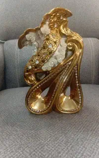 دکوری رنگ طلایی سالم