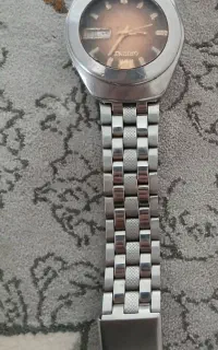 یک عددساعت قدیمی