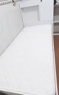 تخت یک نفره ومیز ارایش