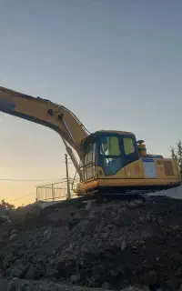 بیل مکانیکی.   Pc200 .زنجیری در حد