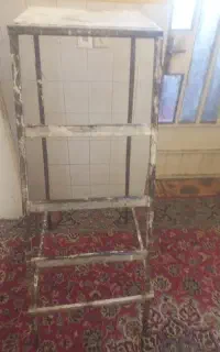 یک عددچهارپایه آهنی سالم