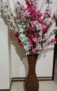 گلدان سفالی و گل بهاری