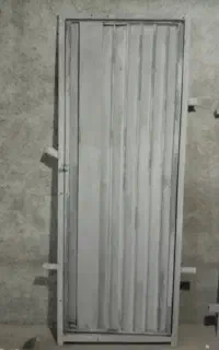 درب اهنی با چهار چوب دو عدد پنجره با چهار چوب