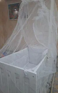 تخت کودک کنار مادر