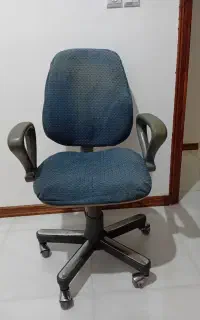 صندلی اداری با پایه  هایه محکم