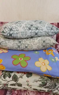 بالش کاملا نو ۴ عدد بالش پر