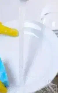 آقا هستم شستن ظرف و نظافت داخل خانه