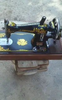 فروشی.چرخ خیاطی .در حد نو