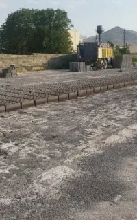 کارگر جهت کار در کارگاه بلوک زنی
