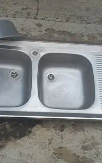 یک عدد تشت و یک عدد سینگ آشپز خانه
