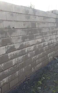 دیوار چینی بلوک و سفال و سیمانکاری سیاه و سفید