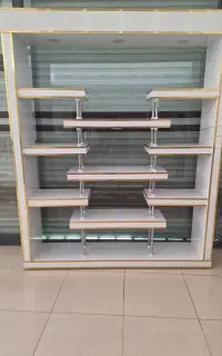 ویترین پشت شیشه
