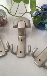 قلاب لباس،فلزی آلیاژ محکم