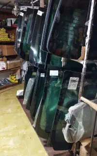 به یکنفر نصاب شیشه اتومبیل یا کارگر ساده