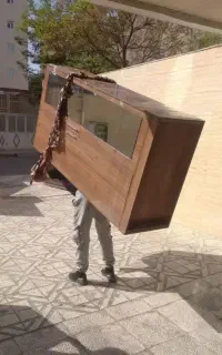 کارگر تخلیه و بارگیری. جا ب جایی اسباب و اثاثیه