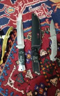 دو عدد چاقو و یک عدد تیرکمان سنگی