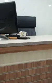 میز اداری و صندلی و  کامپوتر