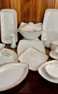 سرویس چینی پردیس طرح سیسیل طلایی کف گل 12نفره