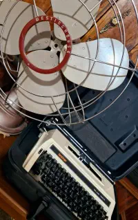 پنکه و دستگاه تایپ قدیمی