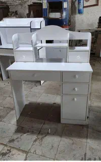 میز تحریر و کامپیوتر