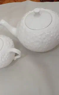 قوری و قندون چینی با گل برجسته