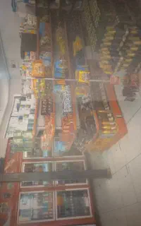 فروشنده خانم سوپر مارکت