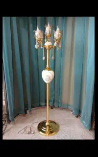 کنار سالنی لوستری با رنگ طلایی فورتیک