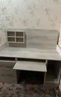 میز تحریر و کامپیوتر
