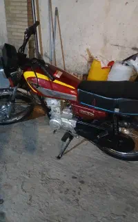 یک عدد موتور سایکل هاندا مدل ۸۳ مزائدیی۱۲۵