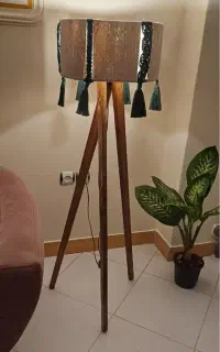 آباژور ایستاده