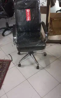 چند عدد صندلی اداری بازسازی شده