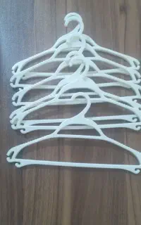 یک دست چوب لباسی